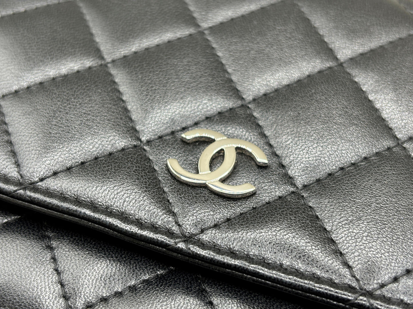 シャネル　CHANEL　A33814　マトラッセ　チェーンウォレット　ラムスキン　シルバー金具　レディース